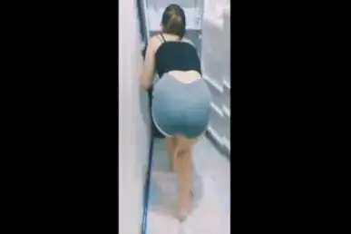 Bersihin Kulkas Malah Digenjot Kontol Dari Belakang